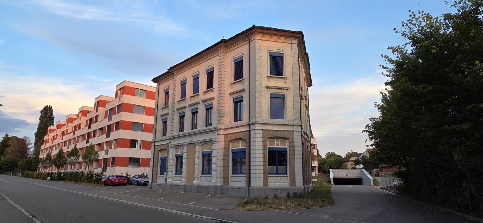 Außenansicht des Praxisgebäudes an der Salmsacherstrasse 9 in Romanshorn